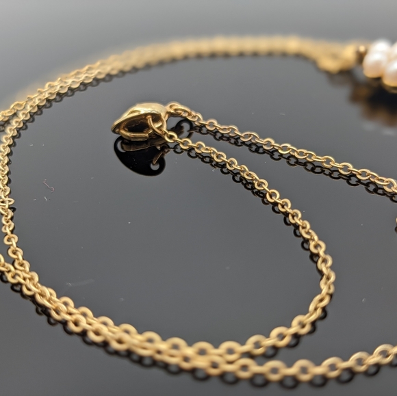 Vintage Avon BW Floral Pearl Pendant gold chain Necklace, Unique Gift, Collectib - Picture 4 of 6